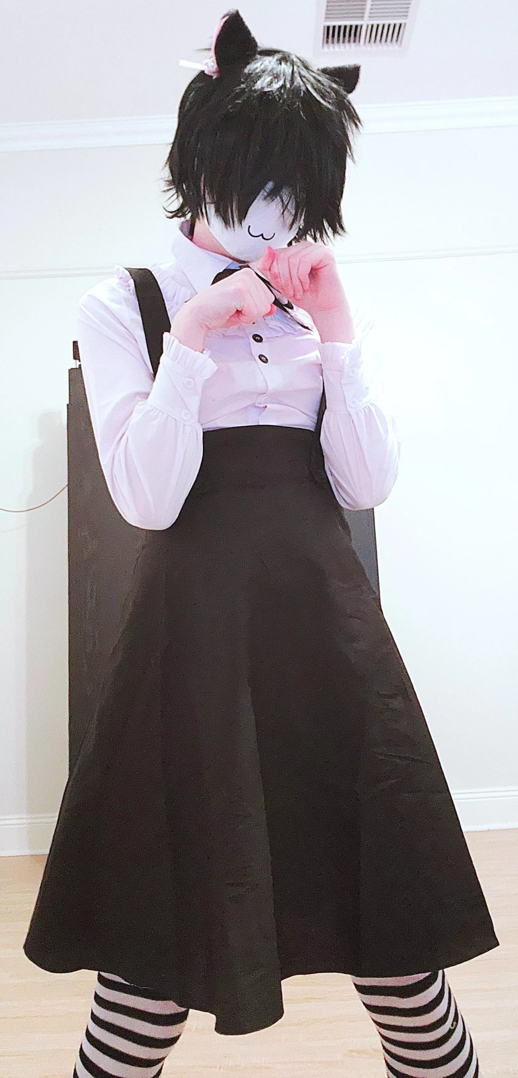 I desperately need headpats 😖🖤