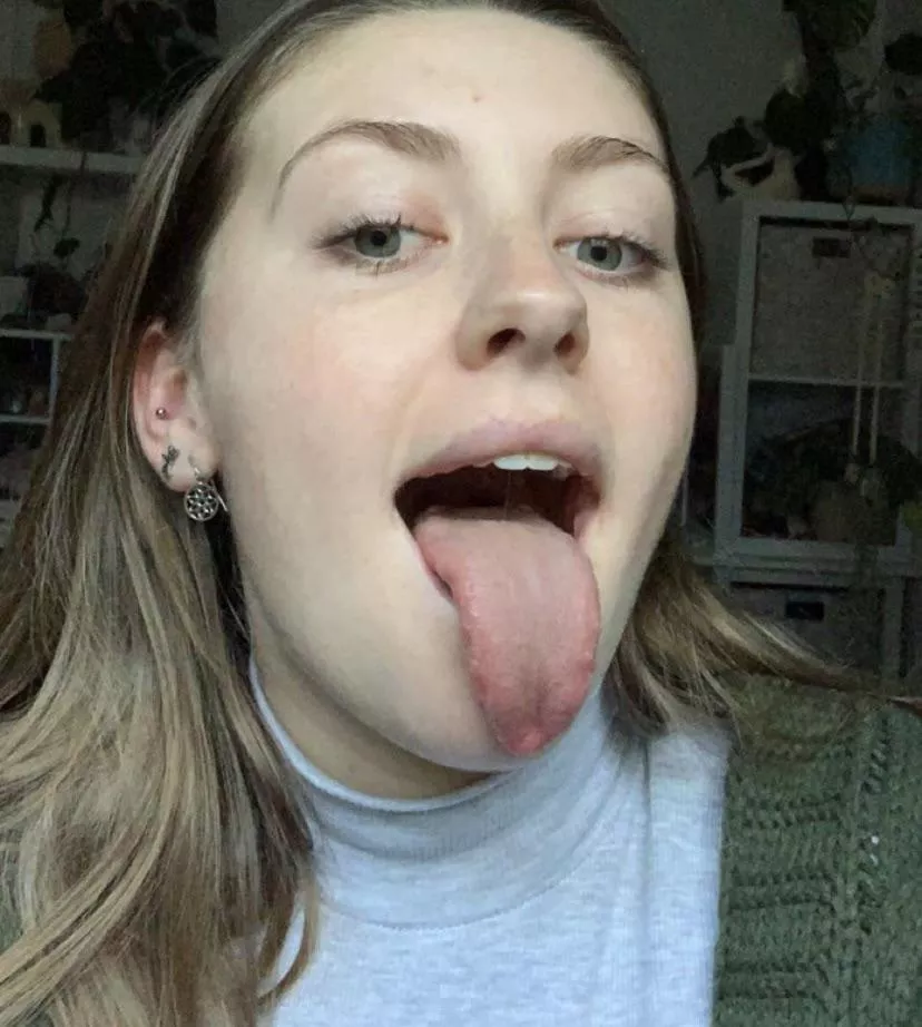 Recently came out as bi and want to try some stuff out, if you’re a girl and you’re interested message me xx……. boys still welcome too 😘