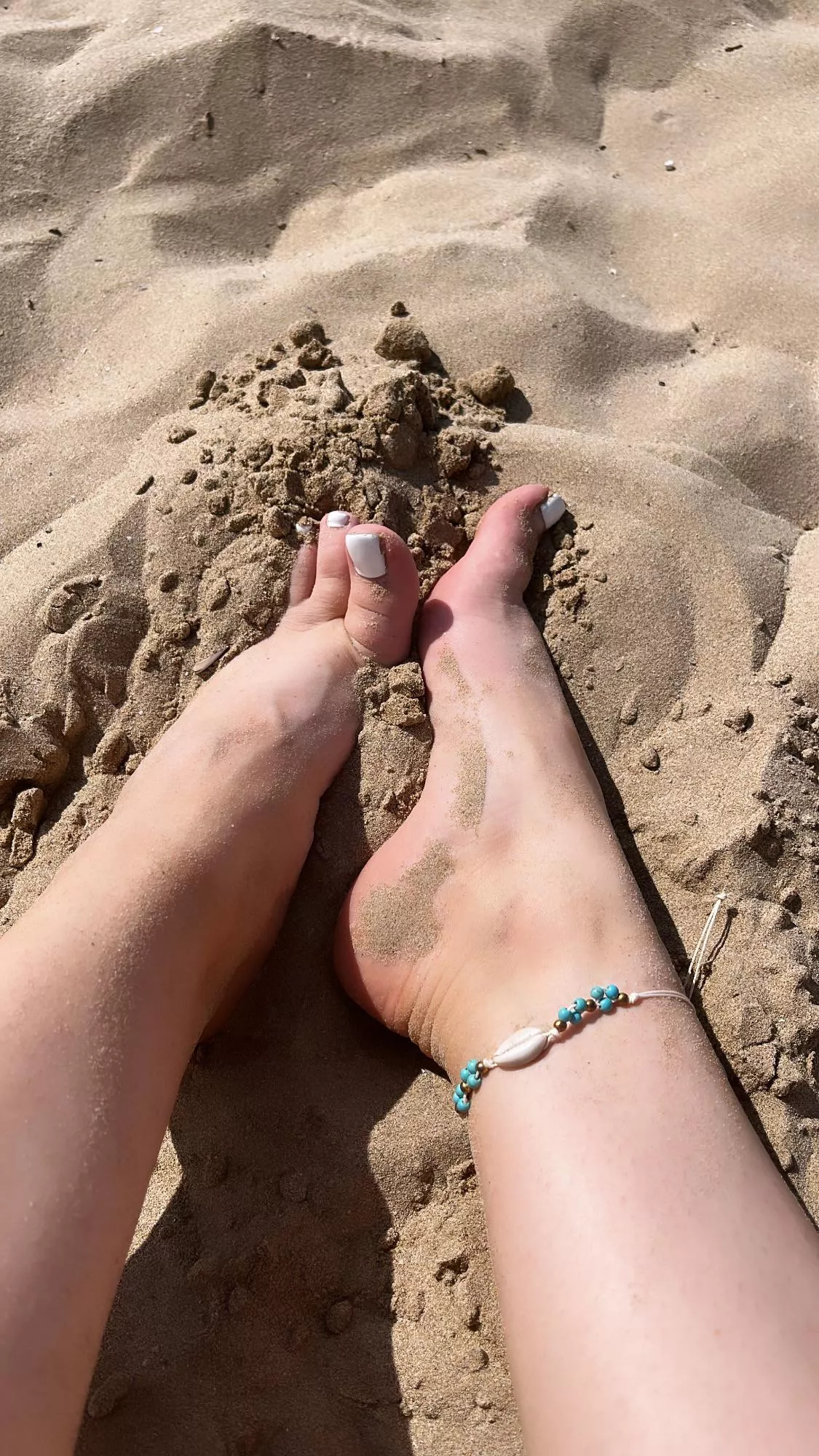 Rub my feet at the beach please bby ? 💦