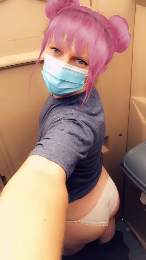 Say hi if any sissy can send you random nsfw pics. 18+ only.