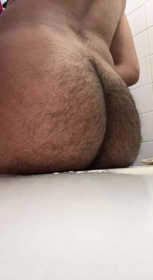 This bathroom sink should be your face (and/or your cock) instead, hehe! 🥵😈