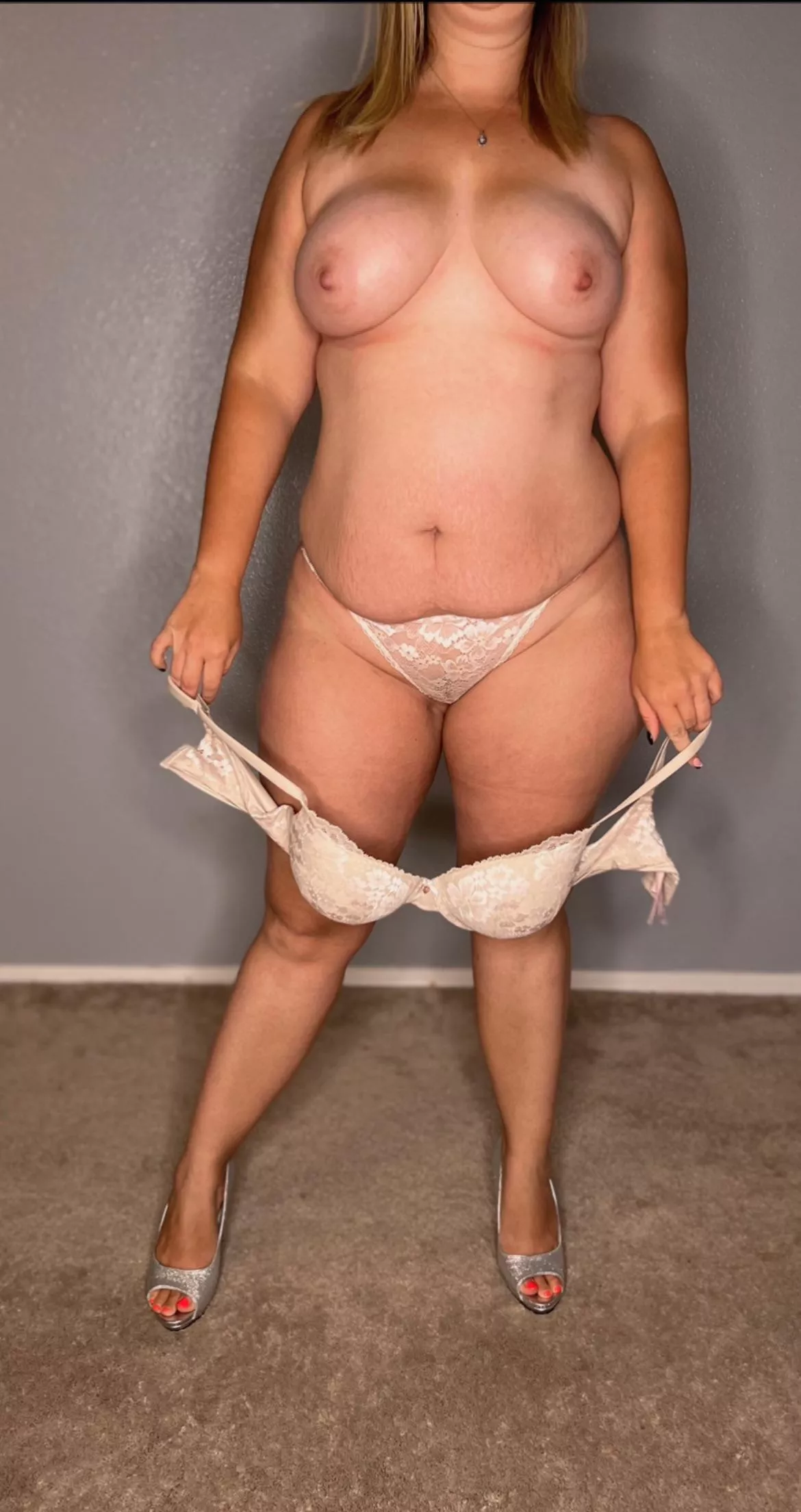 Top 0.75on Onlyfans worldwide love getting fully nude just for you