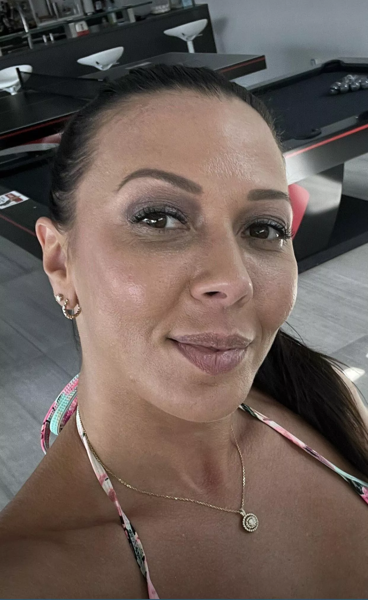 Would love to shoot a hot load all over this gorgeous face!!! 🍾💦💦