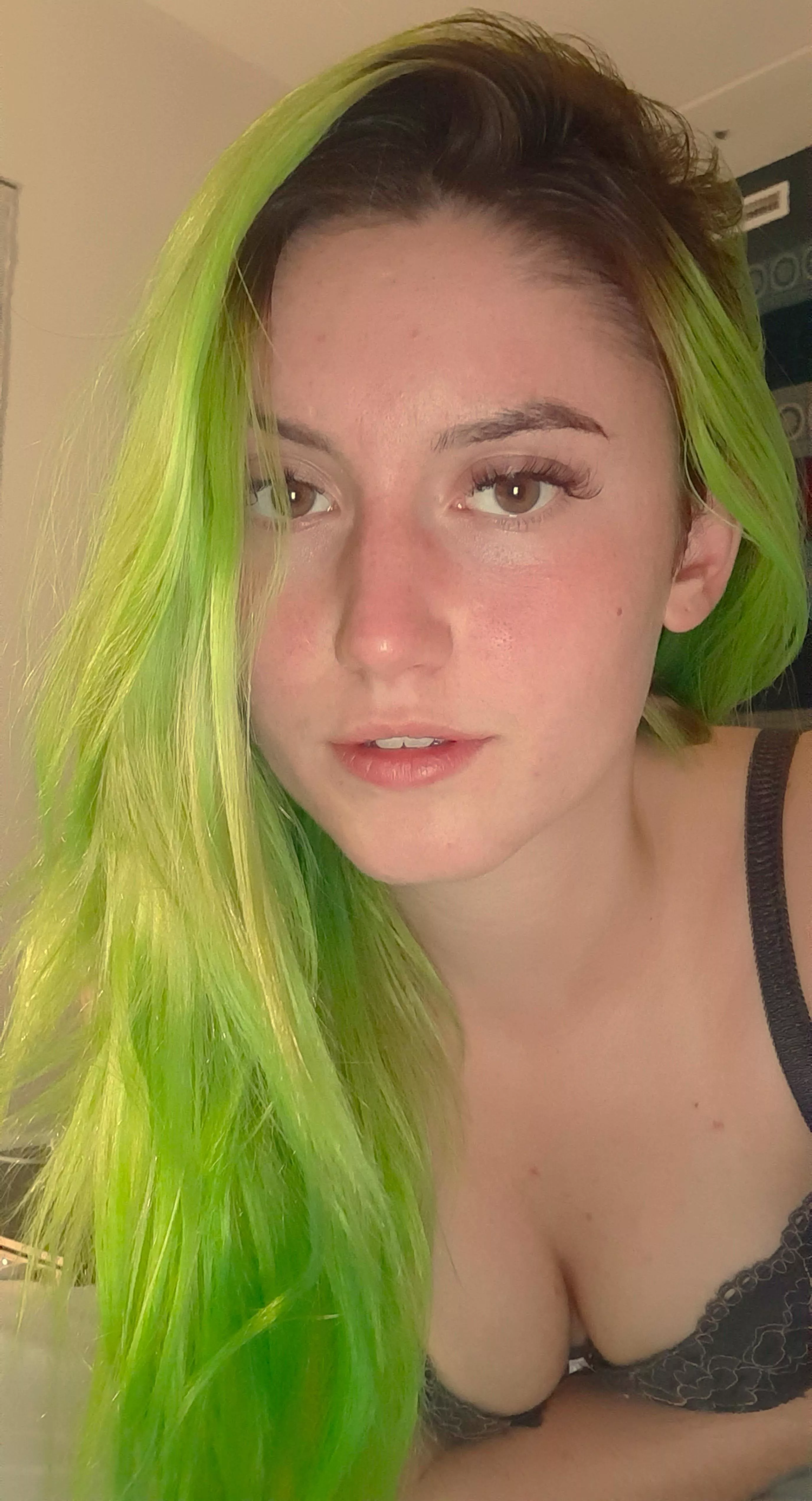 Barefaced and green hair, would you give me a try? 🥺💚
