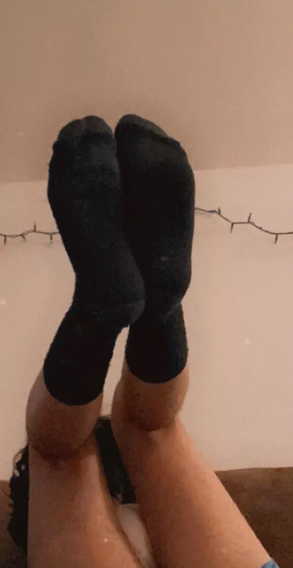 Had a long day, socks r pretty sweaty and stinky 👉👈