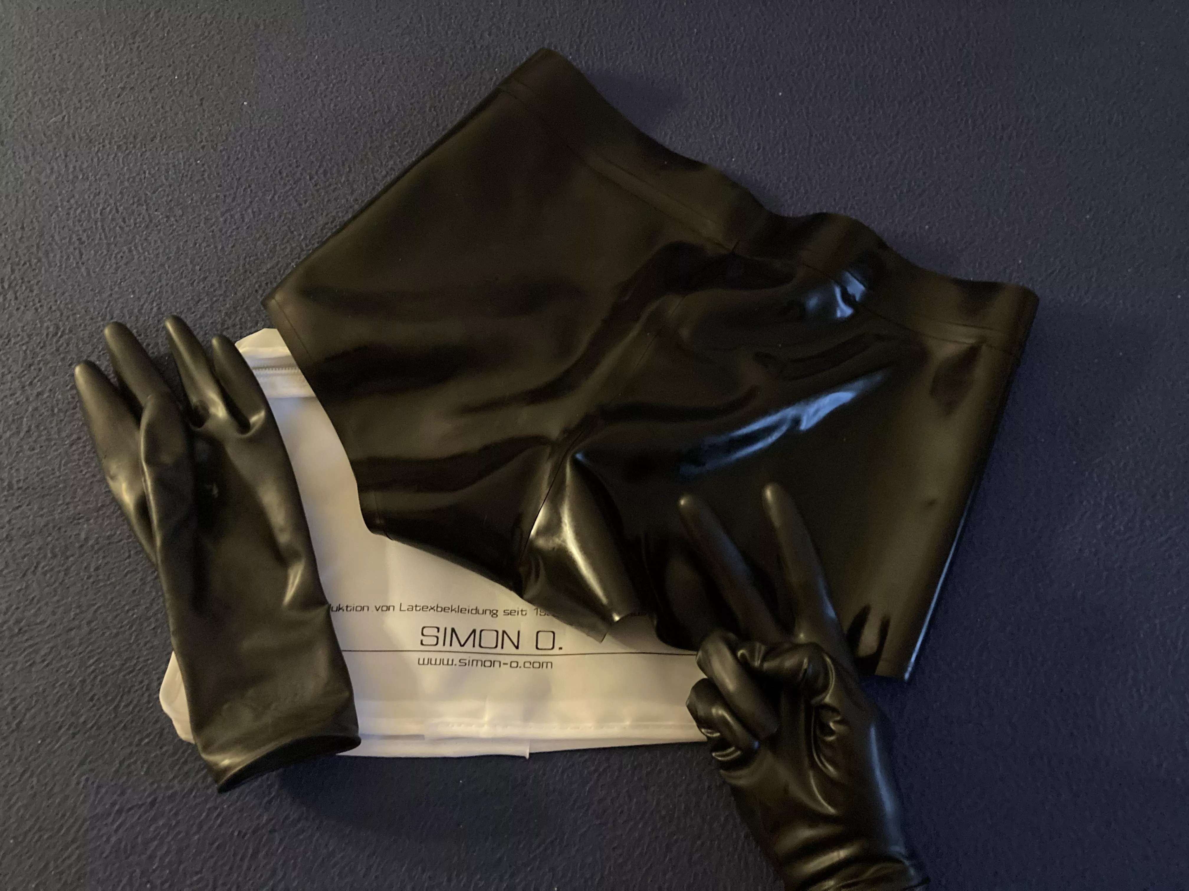 I got my very first latex purchase. A pair of clothes from Fetisso and pants from Simon-O. So happy about it 😍
