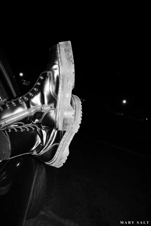 Would you come to meet Me in the middle of the night just to get a taste? 👅