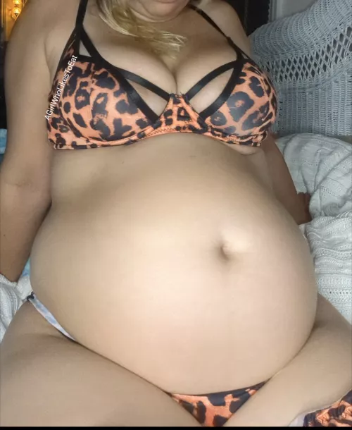 Belly looking soft and inviting to PUSH your face into 🤤