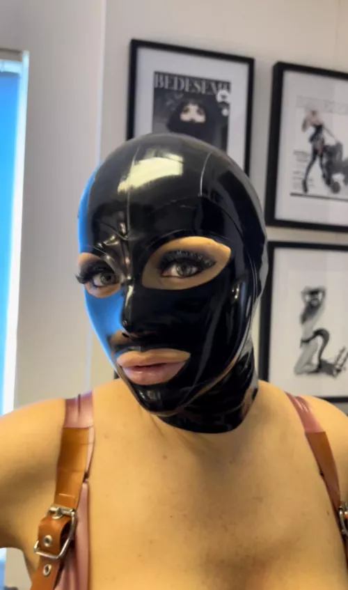 How stunning is this perfectly shined hood 🖤✨ love the clean silhouette so much