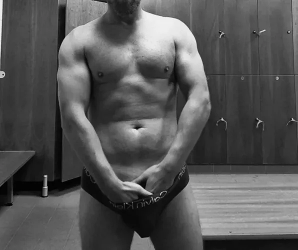 (m) heading to the showers, wanna cum? see profile 😉