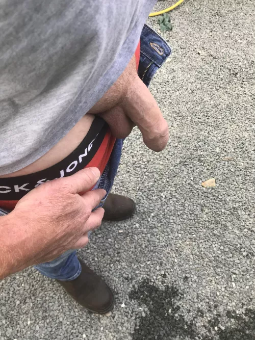 Pissing at work for my buddy to watch. It turns me on when he’s watching 🍆💦