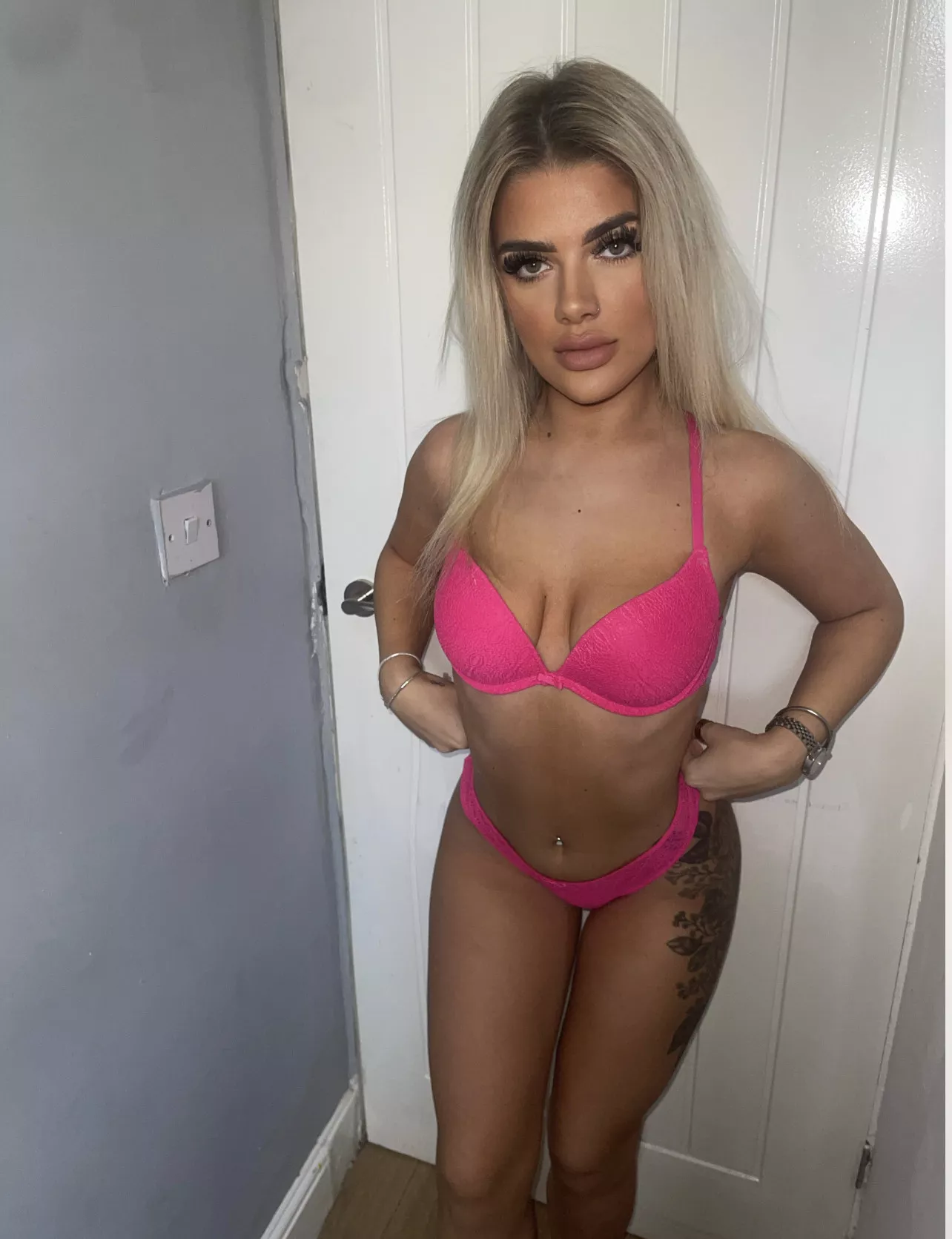 Pretty girls wear pink ;) which lucky redditor is gonna come take this off me then 😈