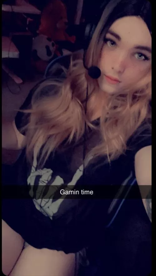 Are you picking up the other controller?? 👾🎮 or am i playing by myself? 🤔🙇🏻‍♀️