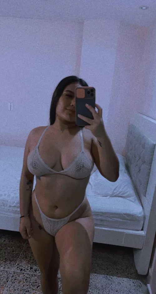 F22 I’m Mia from Colombia hope you love my curvy body 😈🔥