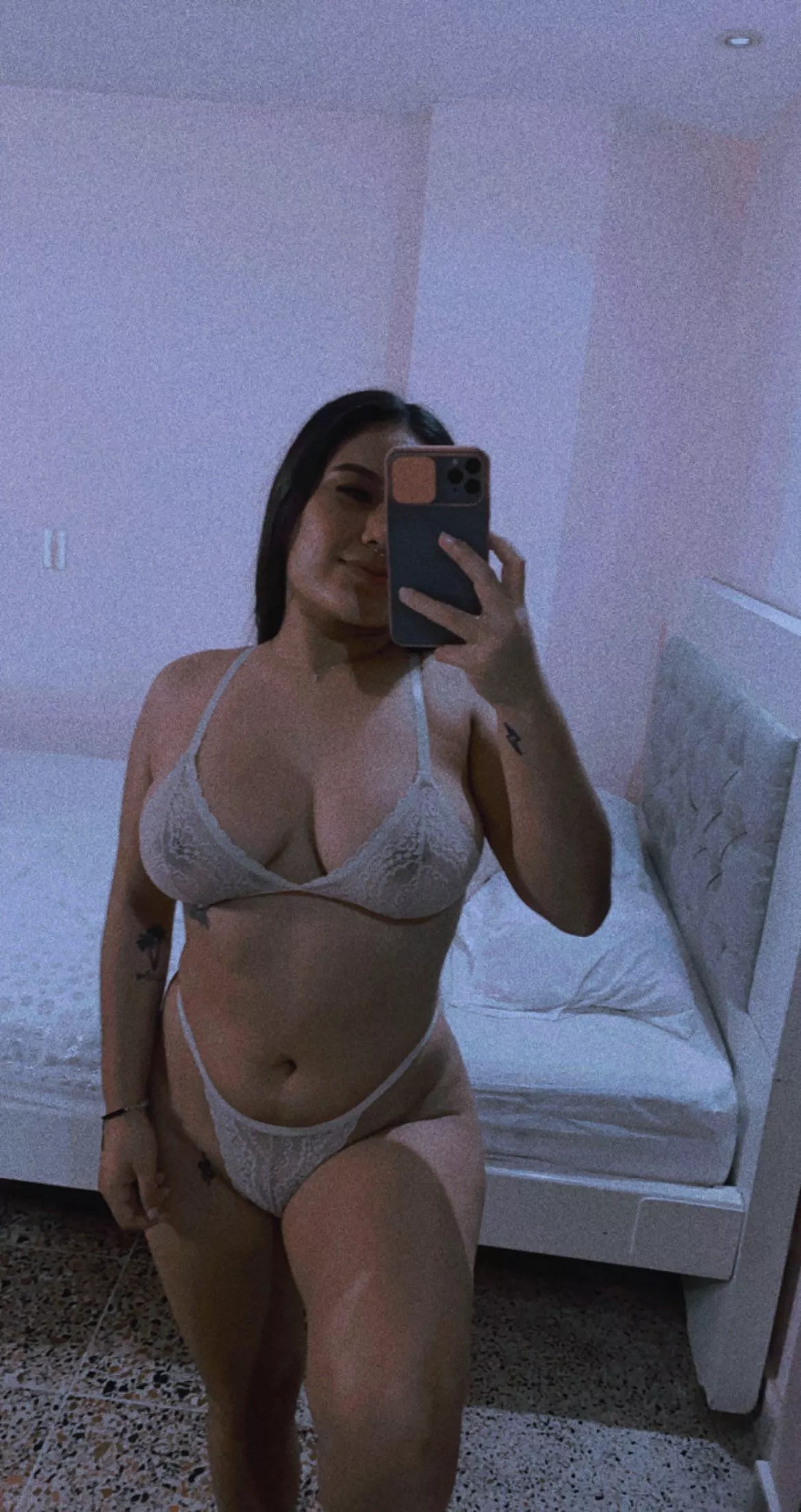 F22 I’m Mia from Colombia hope you love my curvy body 😈🔥