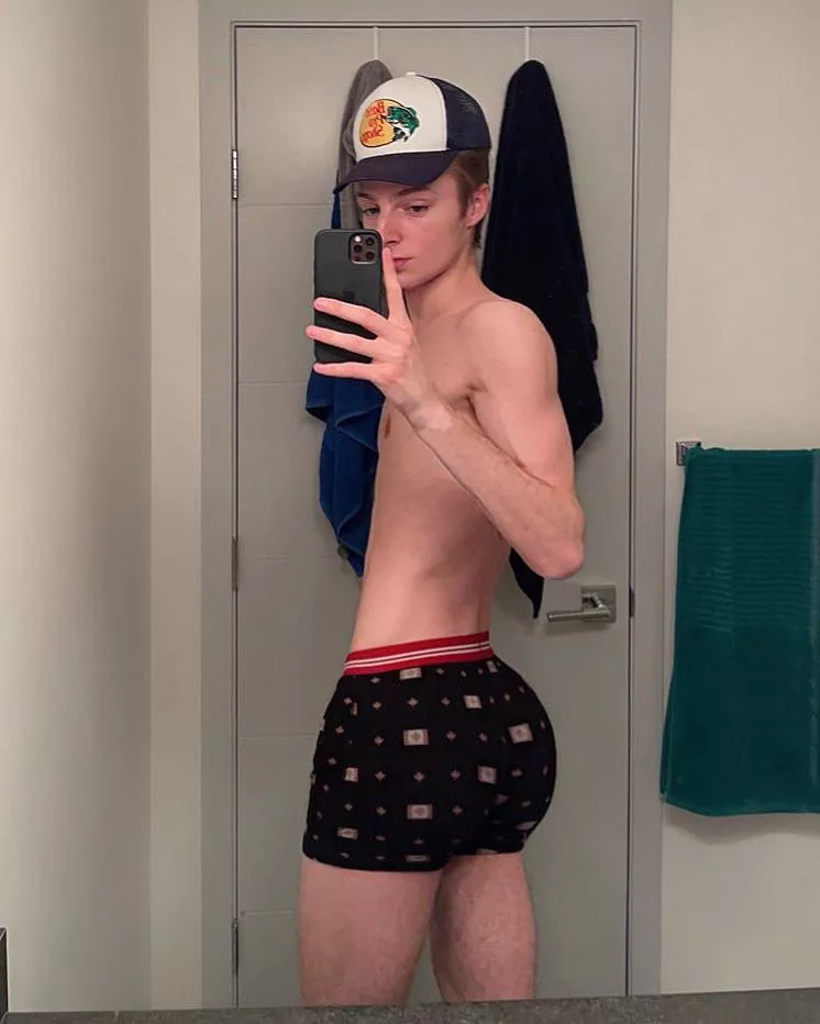 How’s my Canadian butt looking? 😁🇨🇦