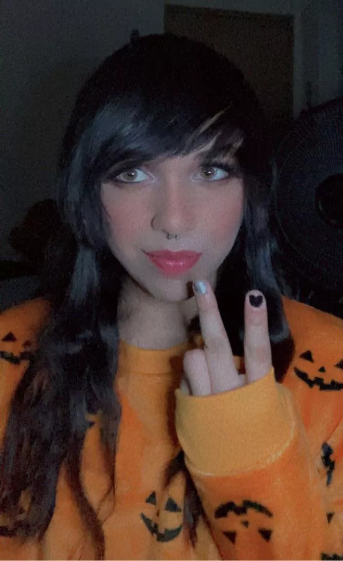 I love this sweater 🖤🧡