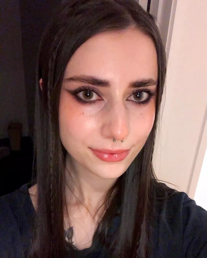 I’m new here! Pls say hi if you like goofy ass girls 🧌
