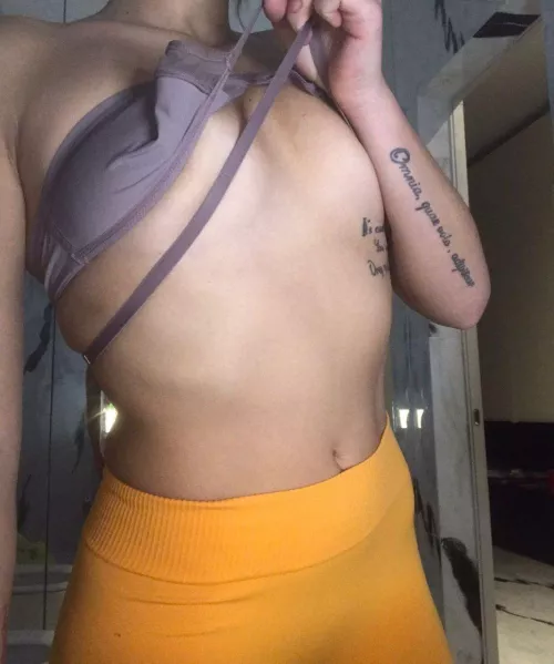 Nice small amount of underboob? 🖤