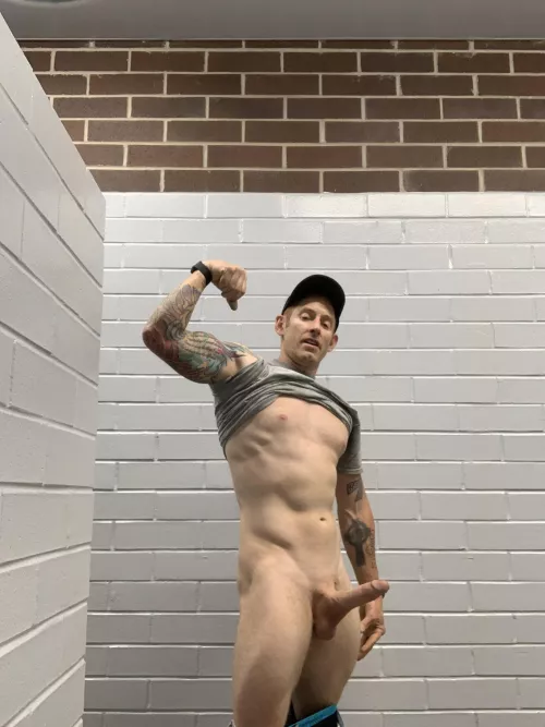 Slow Friday at work. Any of you ladies want to keep me company. Shoot me a message