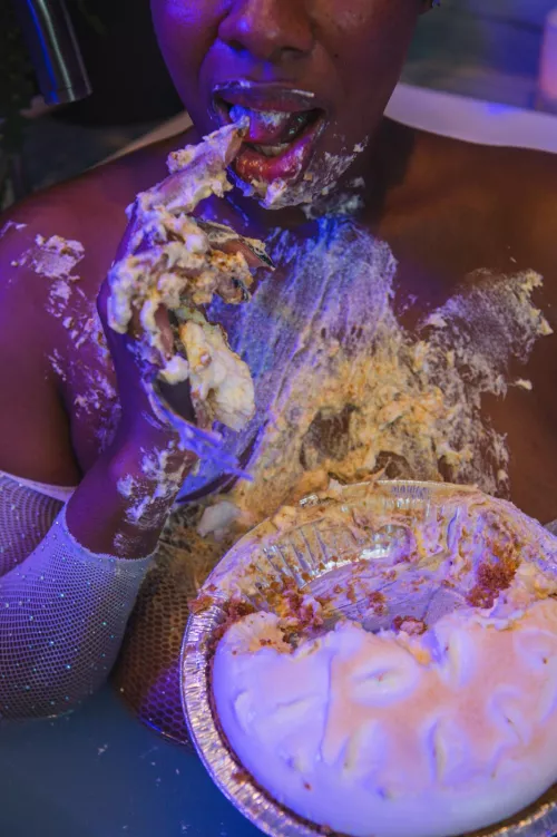 Woops, looks like I got messy when I got in the tub 😈 wanna see? 🛁🥧