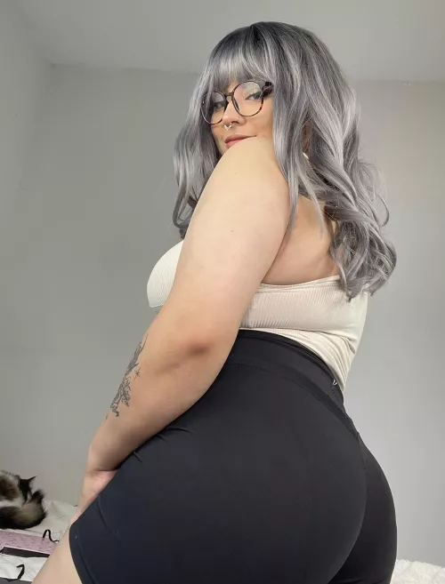 Young and perky 🍑😋