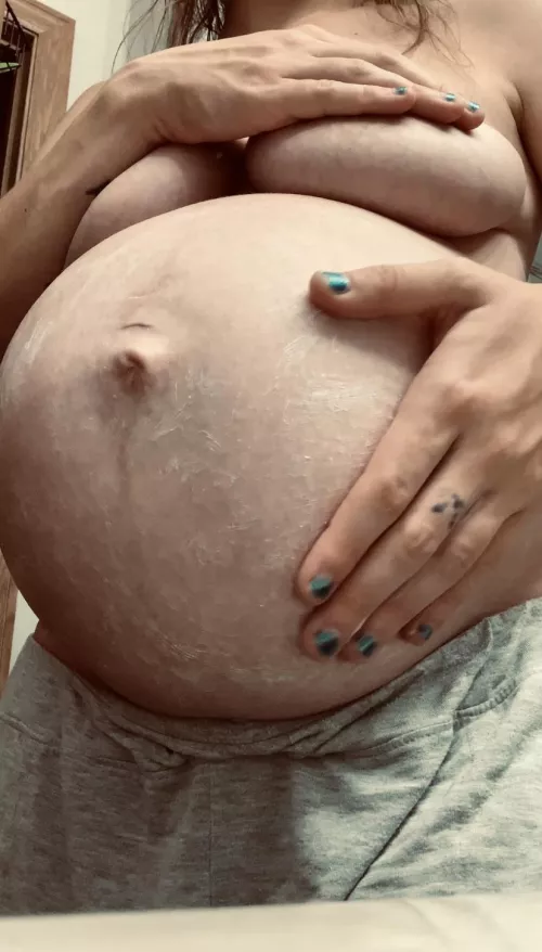 Belly rubs before bed 🧴😌