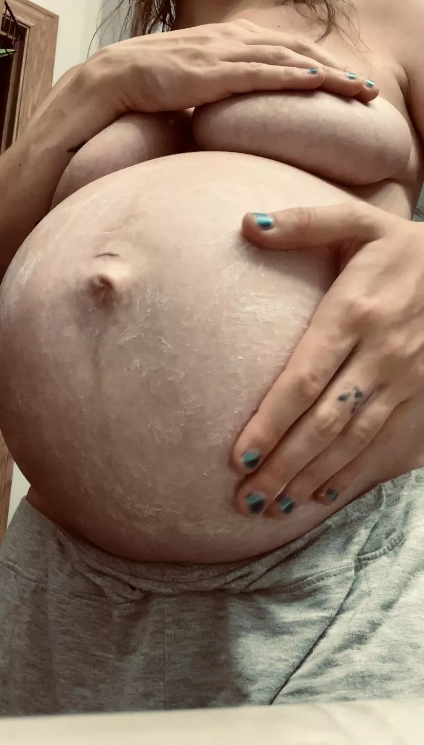 Belly rubs before bed 🧴😌