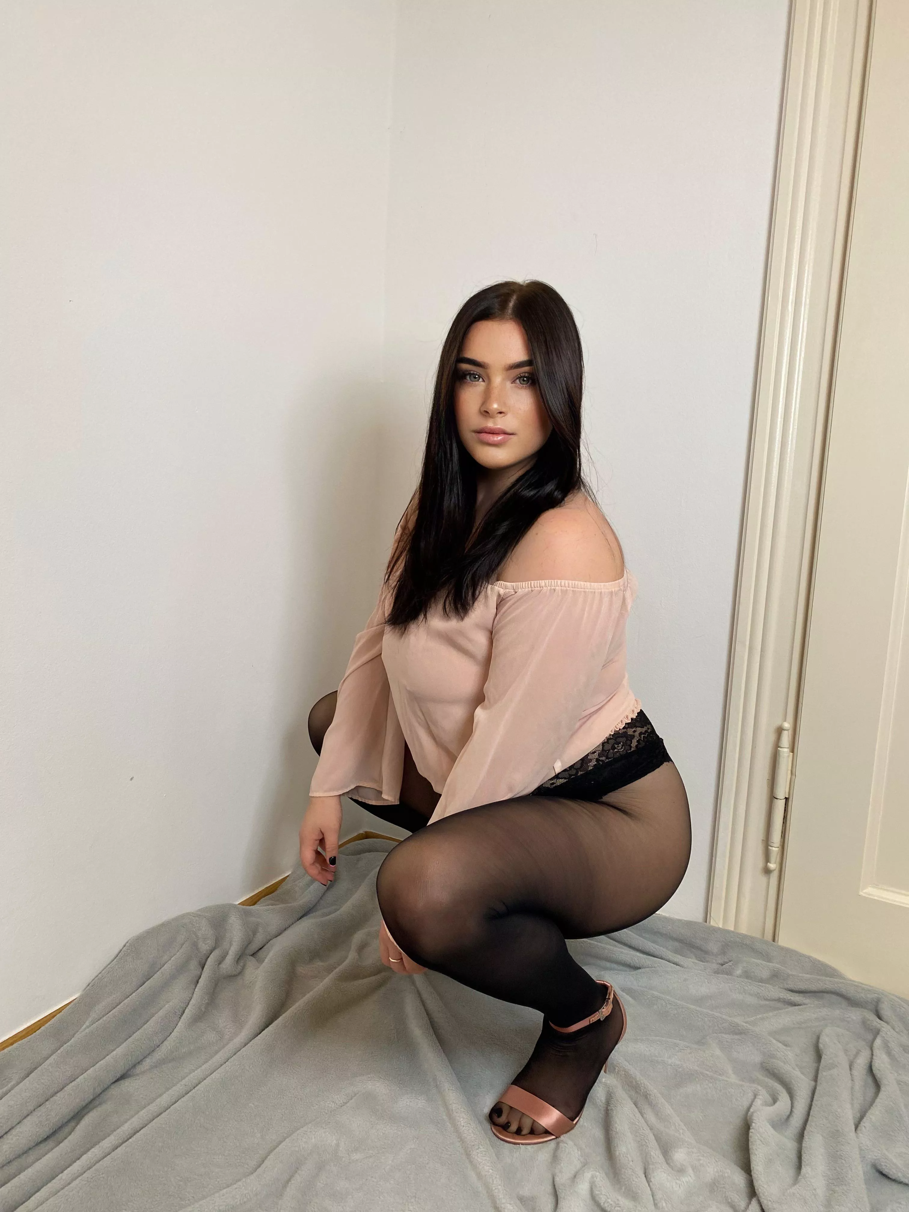 Black and nude is the best combination. I love these heels 🖤