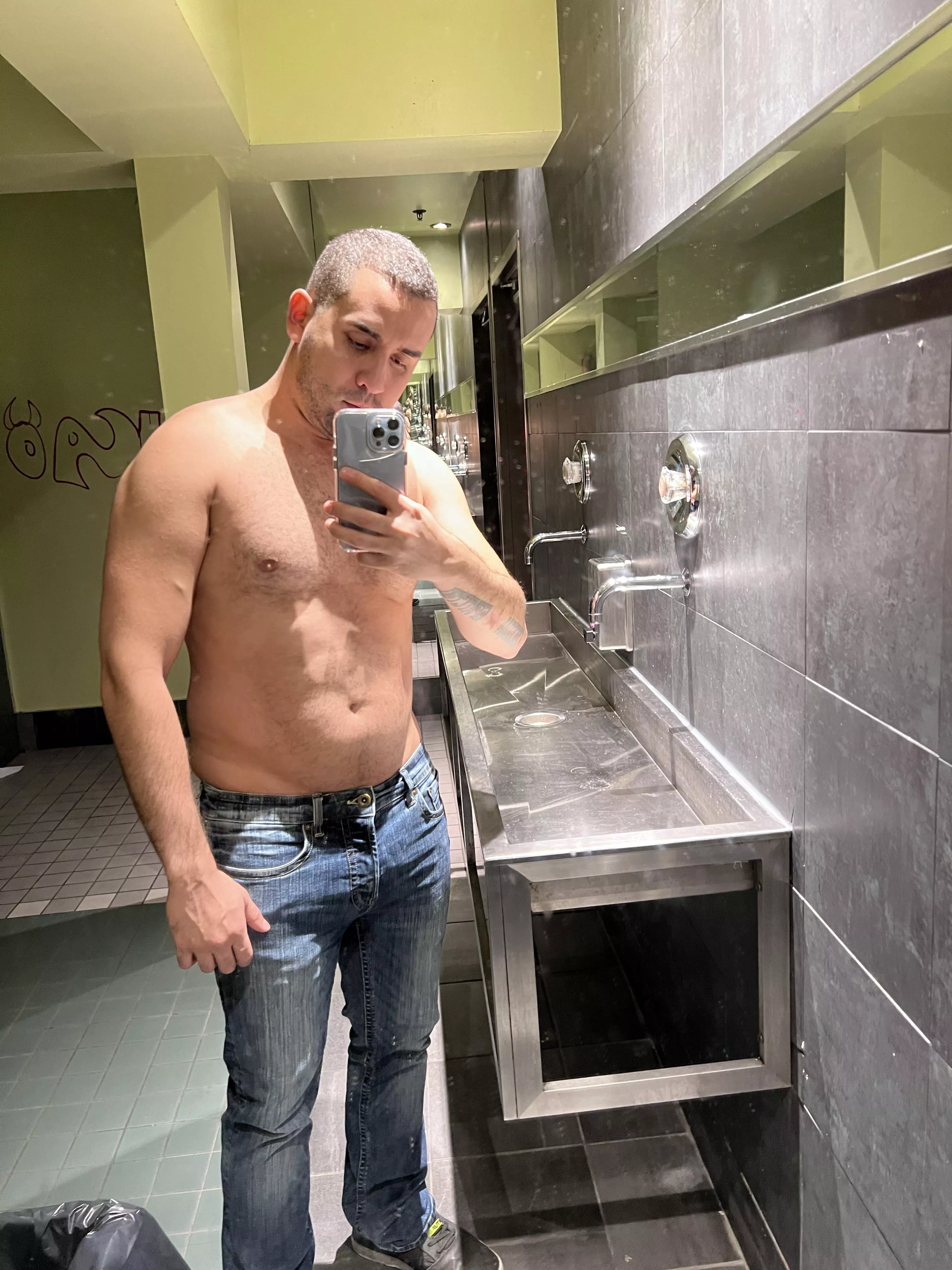 Dirty nightclub mirrors remain the best place to take selfies and you won’t change my mind 💁‍♂️