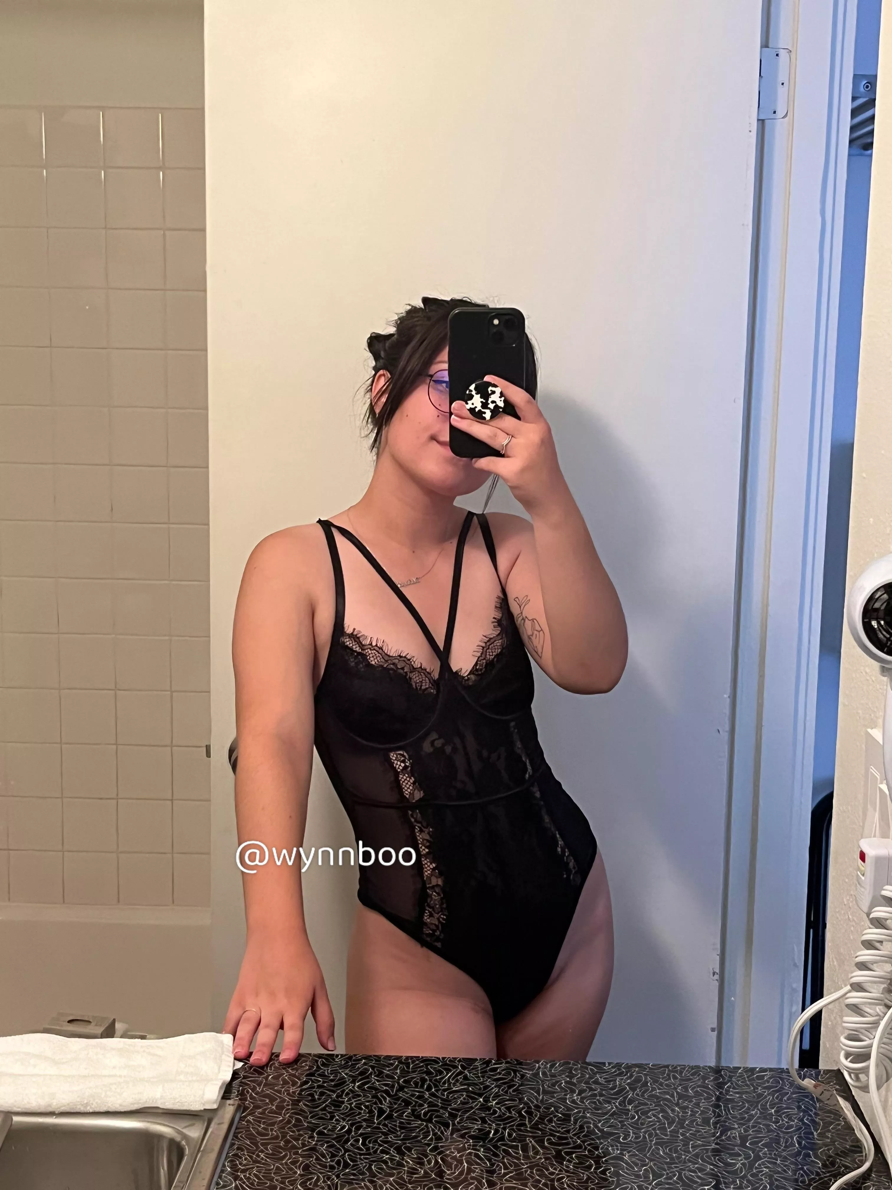 [F] hotel rooms just get me so excited 🖤