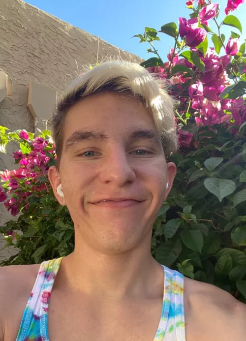 Hey just looking to find some gaymer friends. Hmu 😊