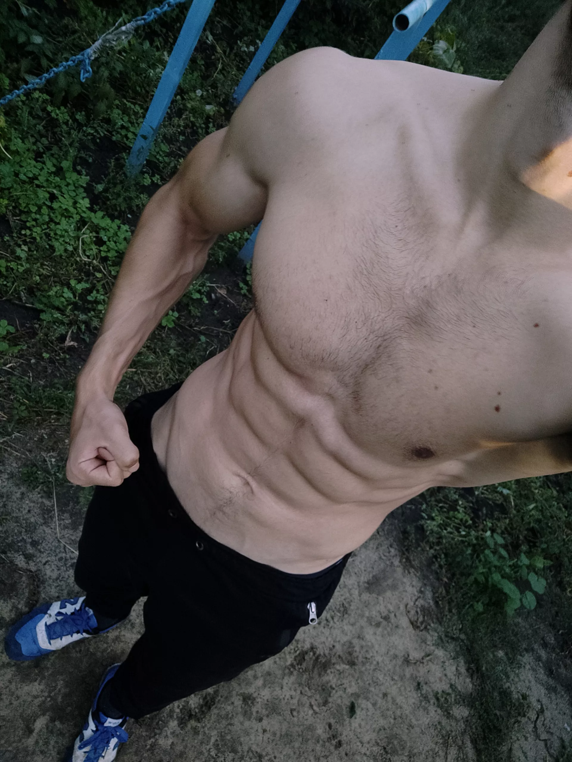 Looking for gay and bi who loves muscular hunks 😜