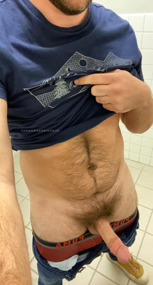 Love edging in this public restroom, haven’t cum in over a week..