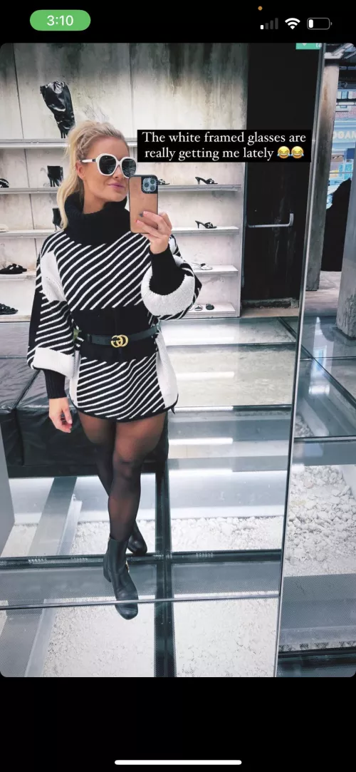 Cum all over her pantyhose and dm it too me🤤🤤🤤