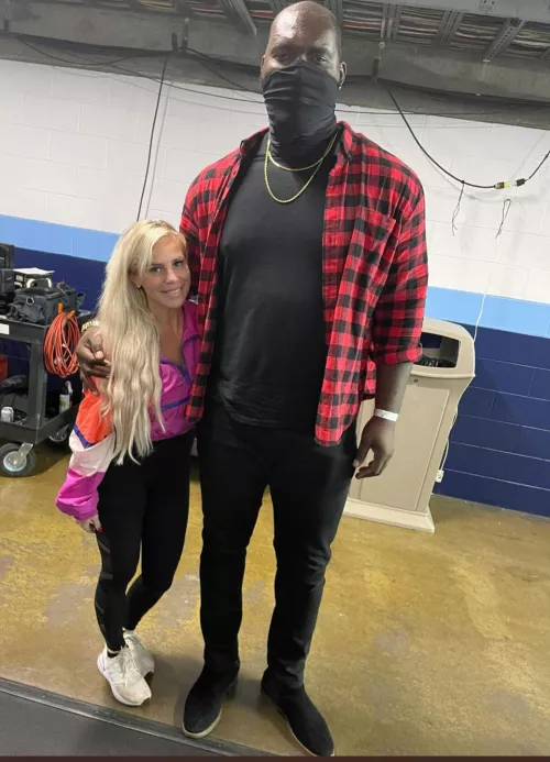 DDana stood next to Amos 😂😂