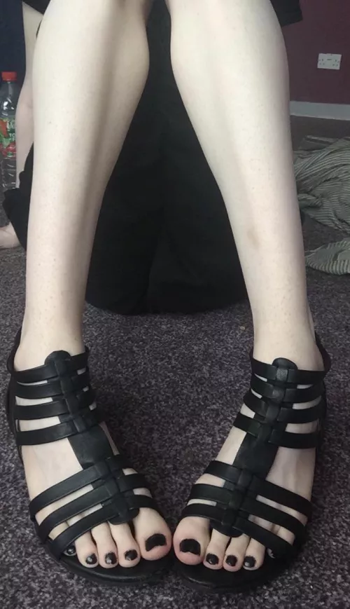 I bet you wanna worship every inch 🖤