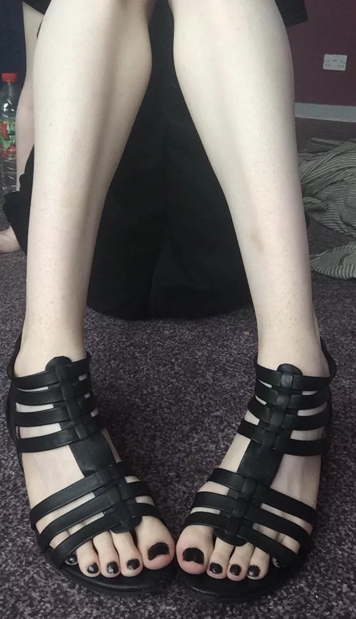 I bet you wanna worship every inch 🖤