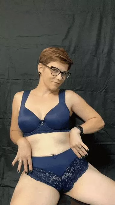 Long slim legs do you like?❤️