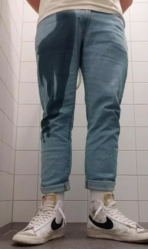 [M23] looking for guys my age who love to piss themselves too