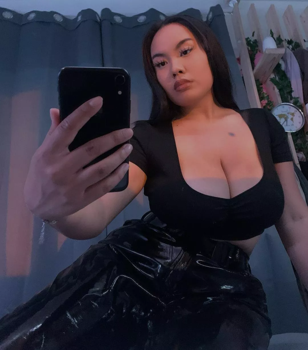 Sending her nude ass pics, need a cock trib for her first to verify! 🤤 (she has a nice ass btw)