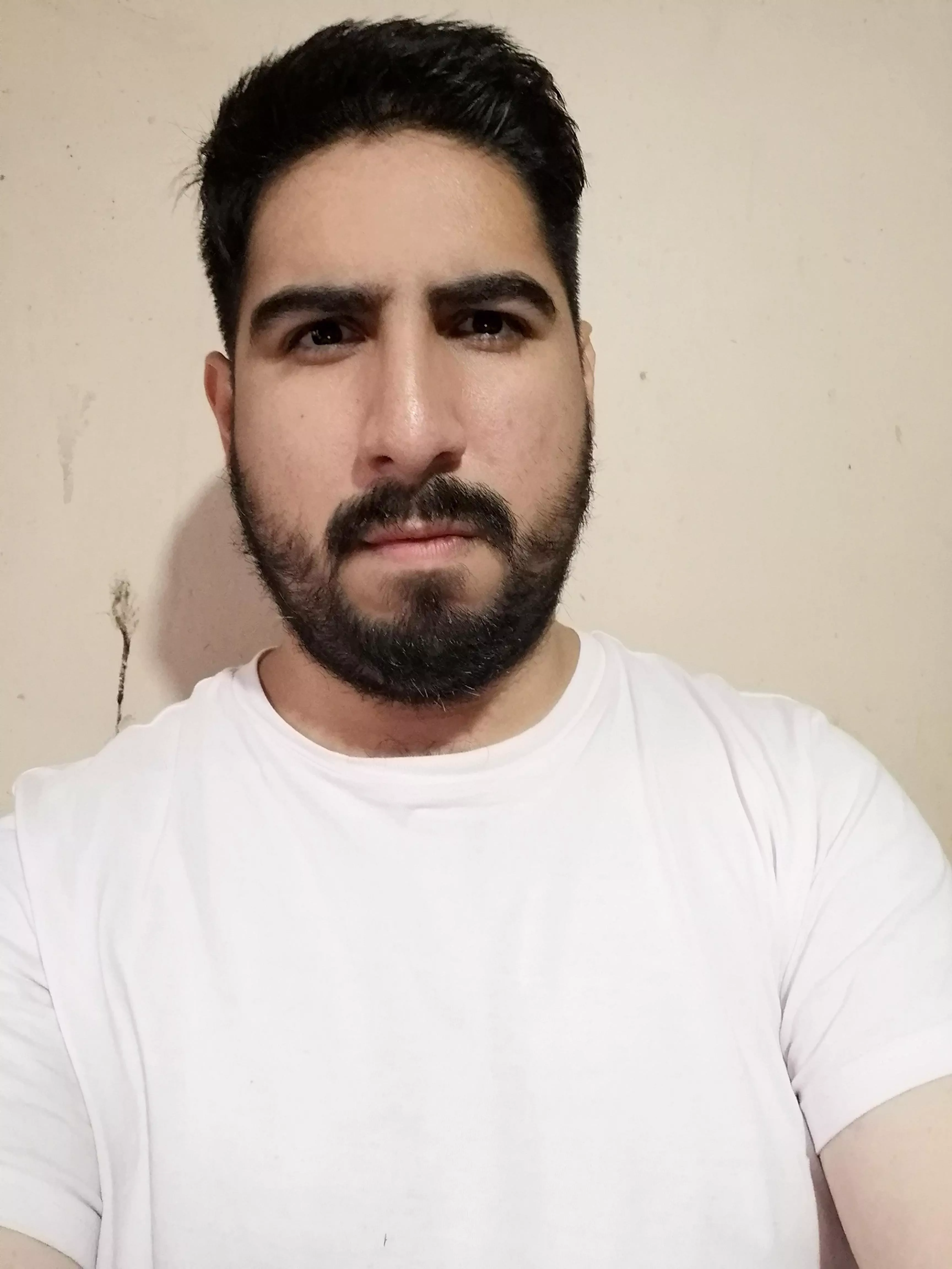 single man here 30M somebody handsome looking for a furry boyfriend 😁