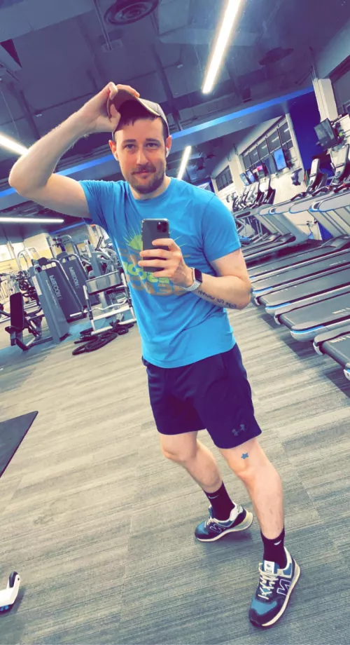 This gay gym pic brought to you by the color: blue.