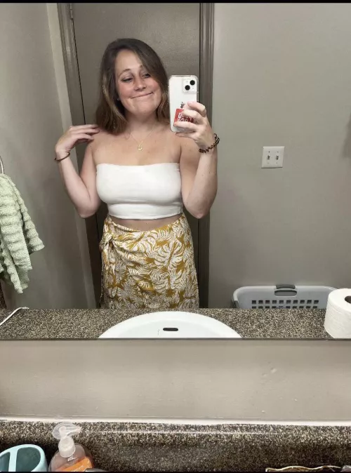 Who wants to see my friends gf nude? What do you think of her