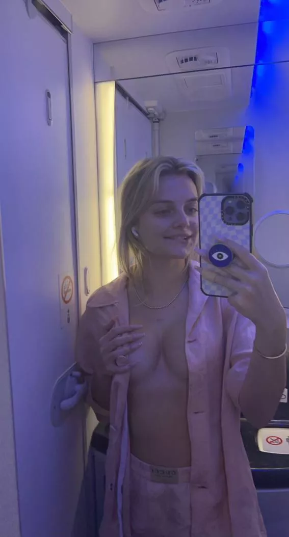 Come for a quickie in the toilet