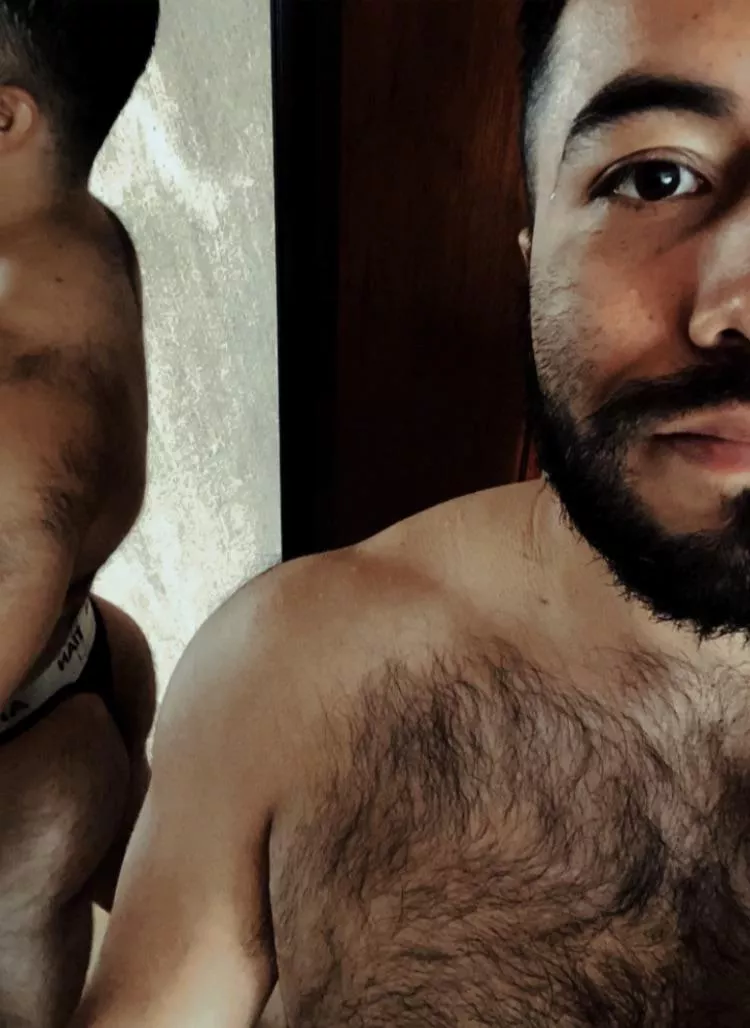 Feeling my thong 🍑