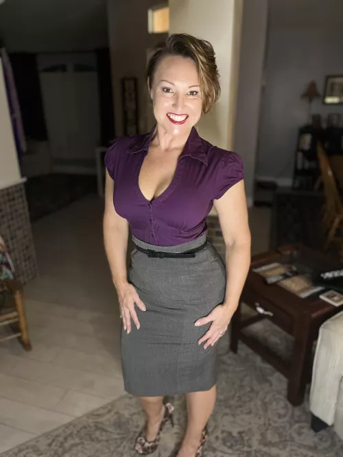 Happy Milf Monday! Pencil skirts are good for office attire right?