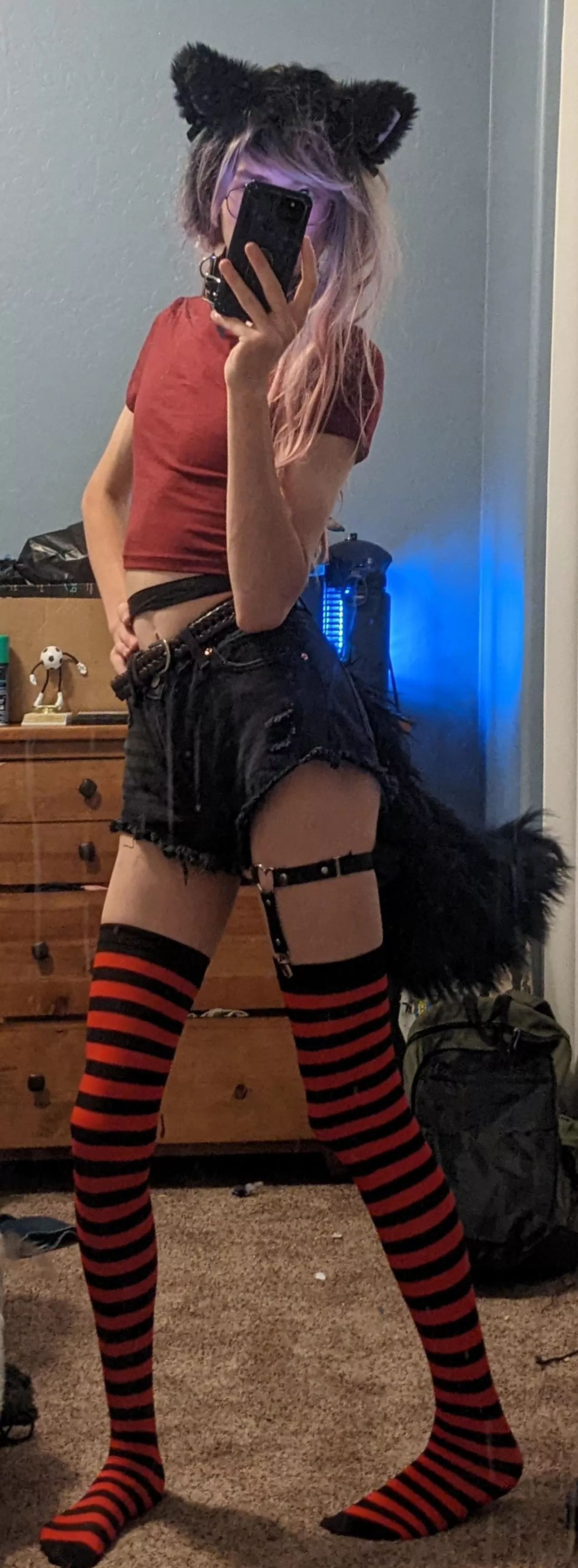 hard to believe this dude has a girlfriend and redneck friends who are all aware of this behavior