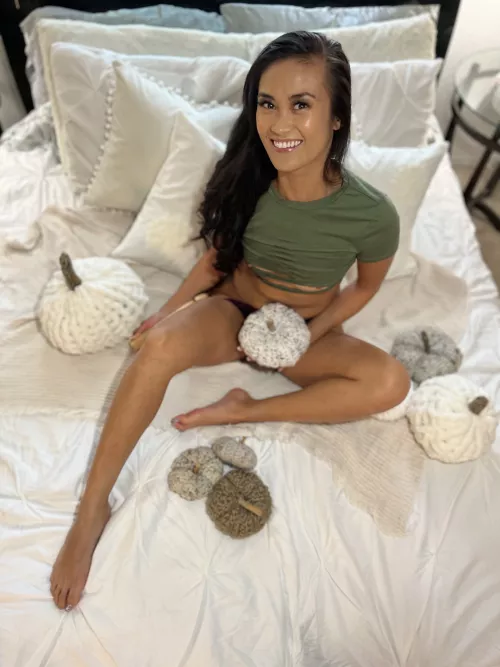 Hi! I'm Asian cutie and I really need your white cock now.🤍😜