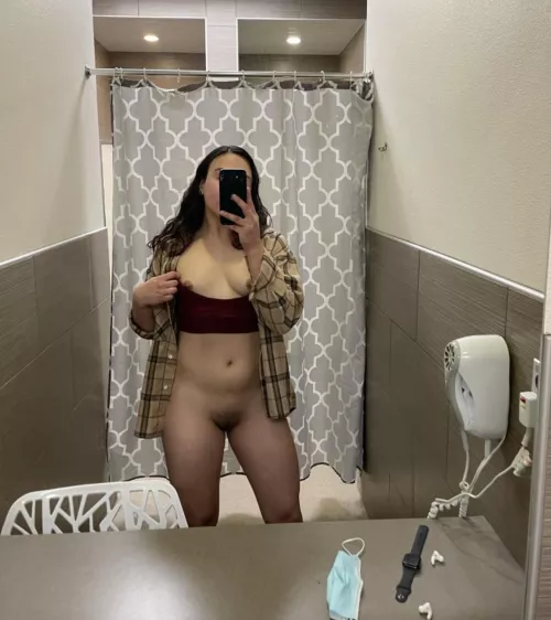 Letting the kitty 🐱 breathe after my leg workout..